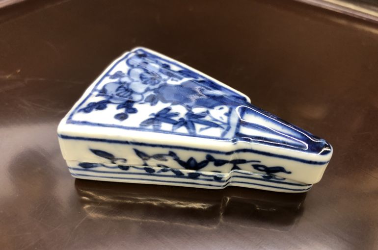 染付　扇面型　香合